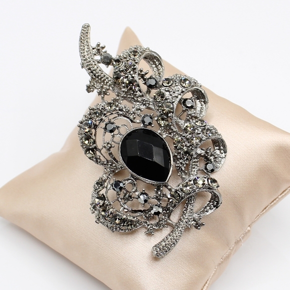 Vintage Jewelry - Rhinestone and maracasite statement brooch